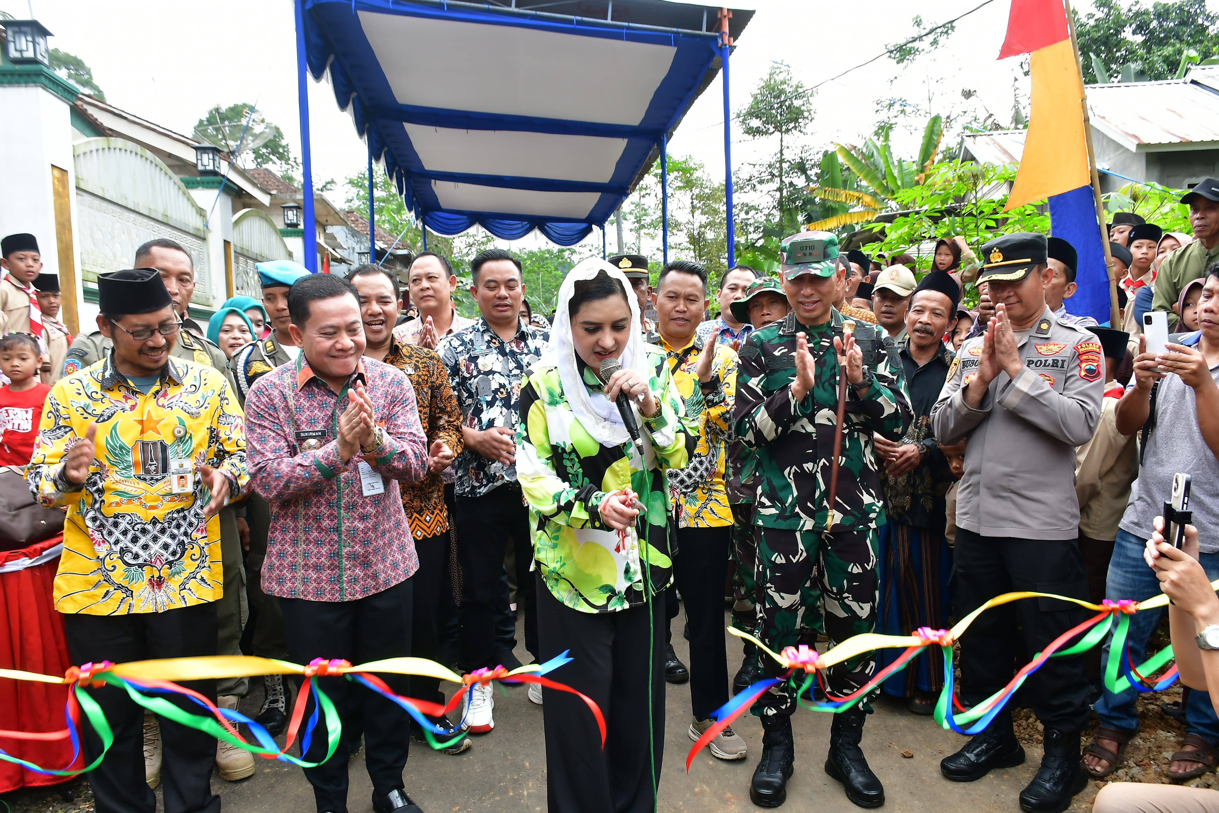 Bupati Pekalongan Fadia Arafiq Resmikan Jalan TMMD di Domiyang Paninggaran