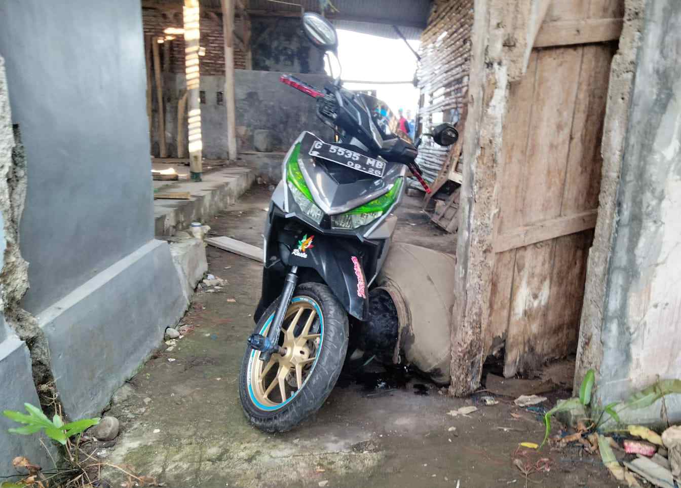 Mayat Laki-laki Ditemukan Sudah Membusuk di Dekat Gudang Ikan di Batang 