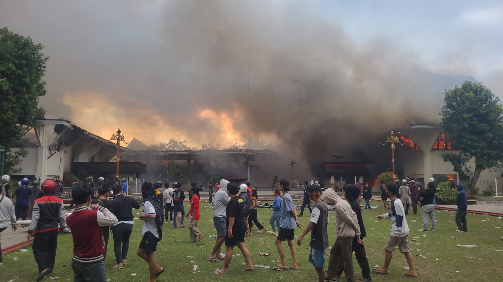 Kantor DPRD dan Wali Kota Pekalongan Ludes Dibakar Massa