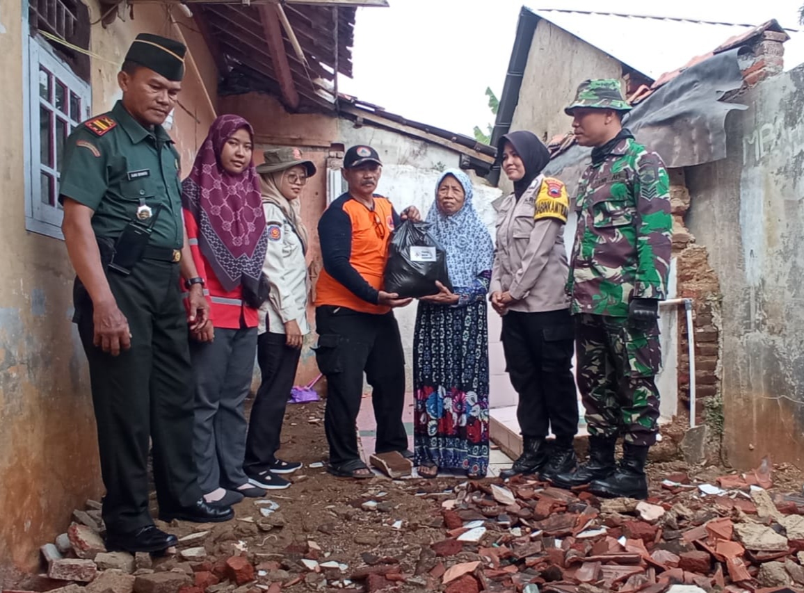 Gantikan Dapur Umum, Pemkab Batang Salurkan Sembako untuk Korban Gempa Batang