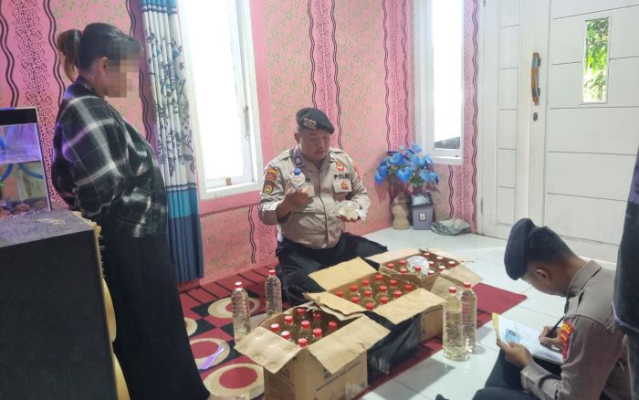 Polisi Sita Puluhan Botol Ciu dari Sebuah Rumah di Paninggaran Pekalongan
