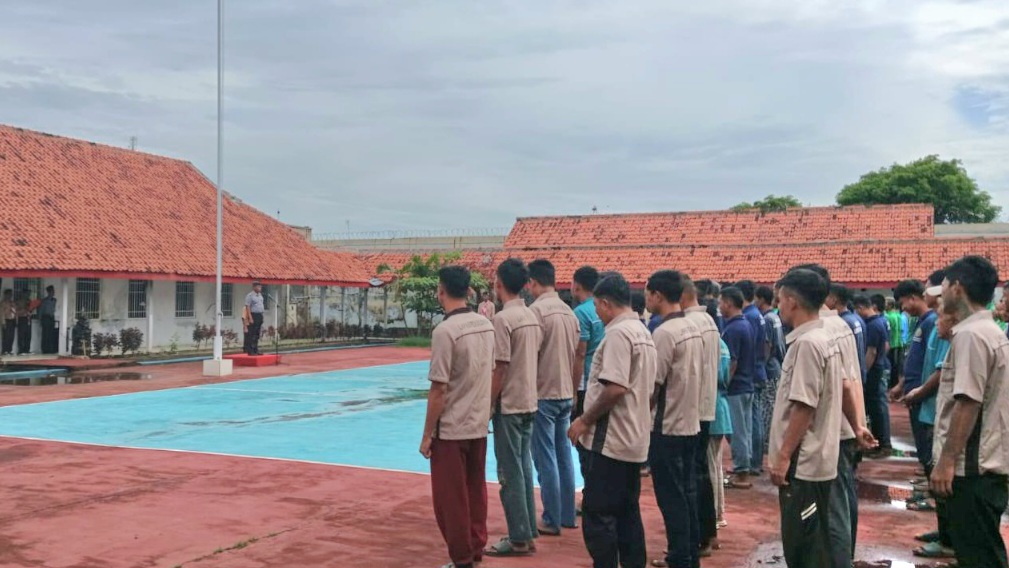 Menanamkan Disiplin dan Komitmen: Upacara Bendera Warga Binaan Lapas Pekalongan