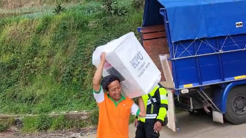 Terkendala Akses, PPS Desa Pranten Putar 30 Kilometer Lewati Banjarnegara Distribusikan Logistik Pemilu