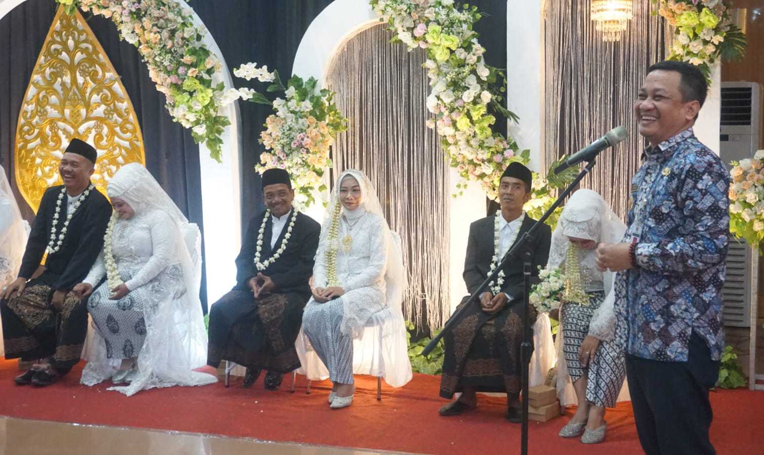 Senangnya 10 Pasang Nikah Siri ini, Pernikahannya Dilegalisasi KUA dan Dapat Hadiah Mas Kawin Hingga Blender