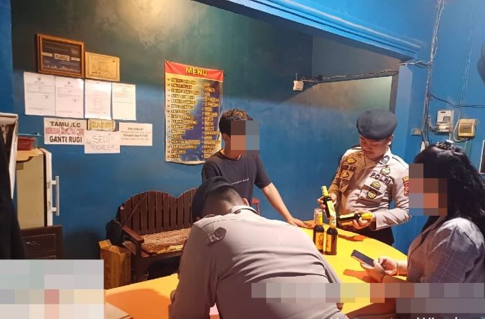 3 Kecamatan di Kota Santri Dikosek, Samapta Polres Pekalongan Amankan Belasan Botol Miras