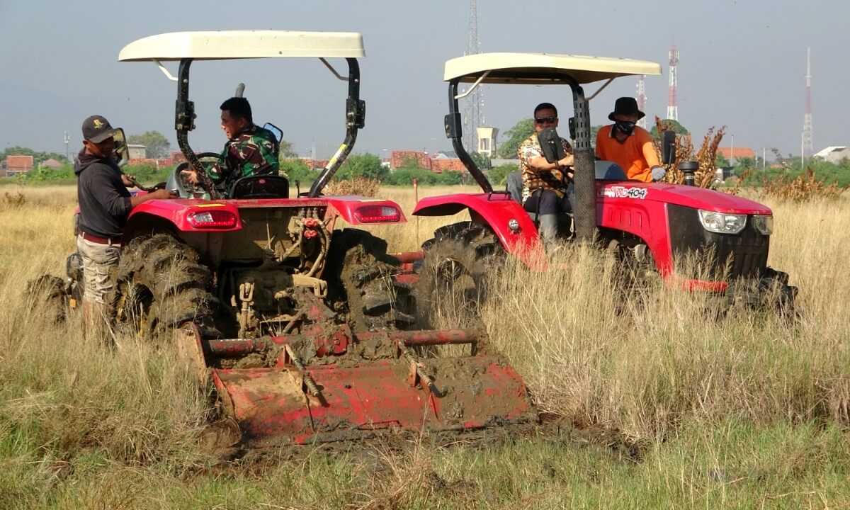 Naik Traktor, Dandim Pekalongan bersama Wali Kota Buka Lahan Tidur Terdampak Rob di Krapyak