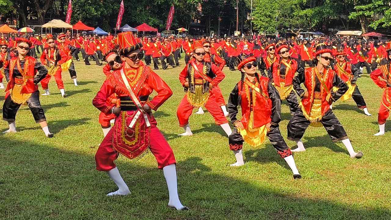 Ribuan Pelajar di Batang Pecahkan Rekor Tari Babalo Secara Kolosal