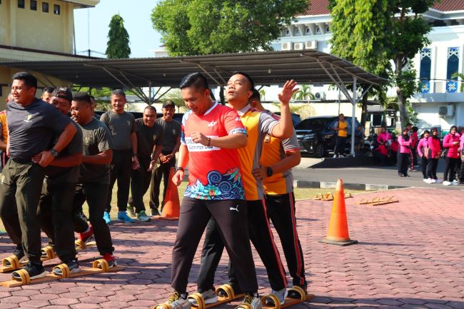 Serunya Olahraga Bersama Sambut Hari Bhayangkara ke-78 di Polres Pekalongan, Ada Lomba Bakiak hingga Senam