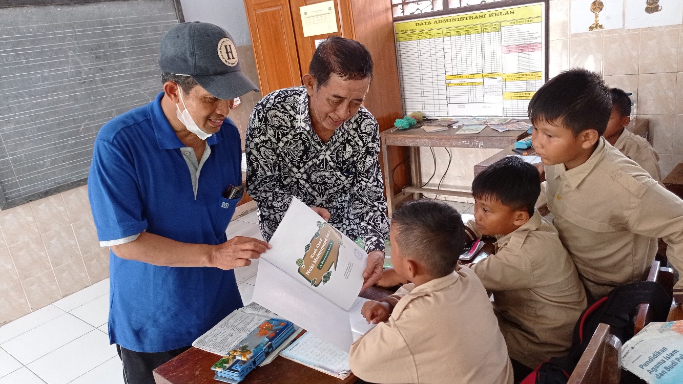 Tinjau Kegiatan Belajar Mengajar dan Berikan Bantuan Buku di SDN 1 Bandengan Pekalongan