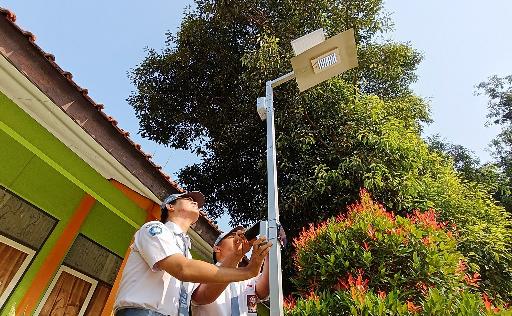 Dukung Konservasi Energi, Pelajar SMAN 2 Batang Pilih Rakit Lampu Tenaga Surya