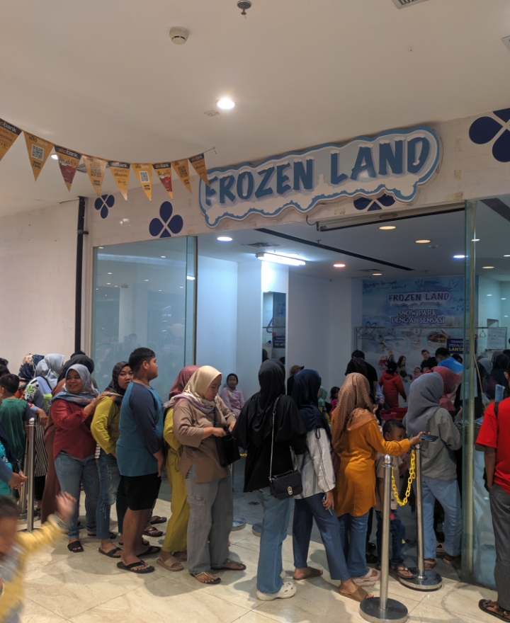 Liburan Menikmati Wahana Es di Frozen Land Pekalongan