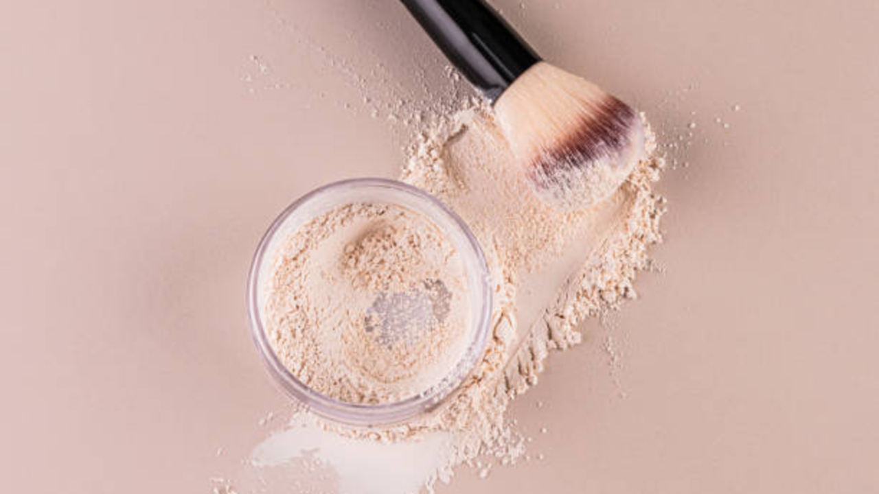 4 Merk Bedak Tabur yang Tahan Lama dan Tidak Luntur Saat Berkeringat