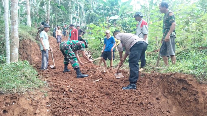 Babinsa-Bhabinkamtibmas Gotong-royong Bareng Warga Buat Jalan Alternatif di Talun