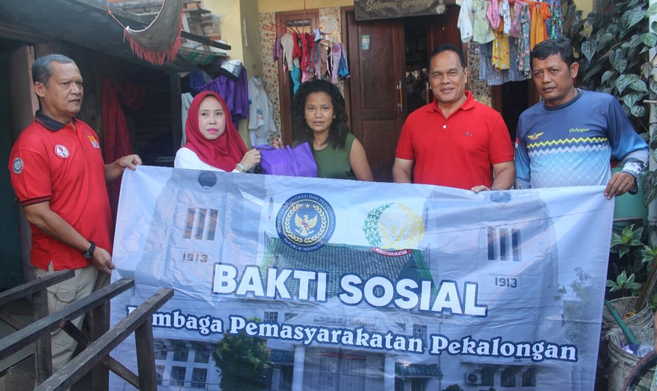 Lapas Pekalongan Gelar Baksos Sambut HUT ke-80 RI, Bagikan Sembako ke Warga Sekitar