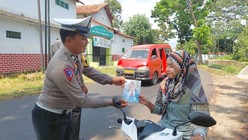 Operasi Patuh Candi 2023, Polres Pekalongan Sebarkan Pamflet untuk Edukasi Tertib Berlalu Lintas