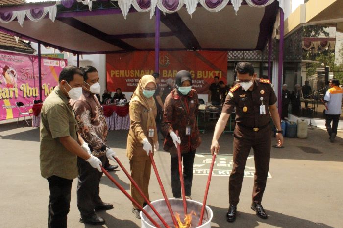 Kejari Kabupaten Pekalongan Musnahkan Barang Bukti 23 Perkara Inkracht