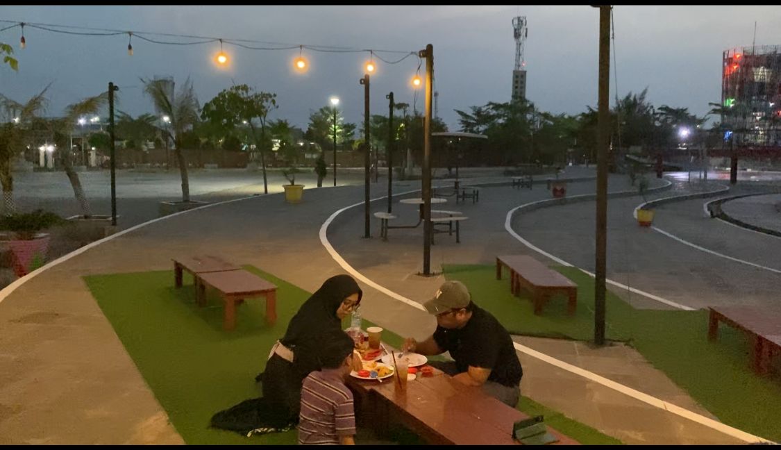 Serunya Ngabuburit Sambil Berbuka Puasa di Tepi Pantai Pasir Kencana Pekalongan