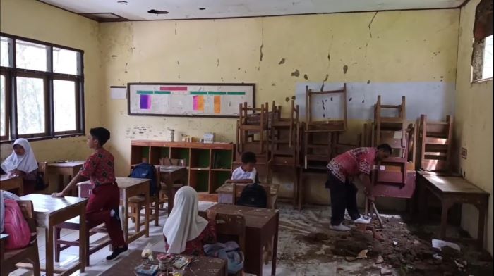 Ruang Kelas SDN Depok di Lebakbarang Pekalongan Rusak, Ambrol Saat Pembelajaran Berlangsung