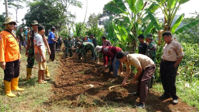 Pro Kontra di Desa Selama 15 Tahun, Kodim Pekalongan Wujudkan Impian Warga Desa Talun Buka Jalan Tembus