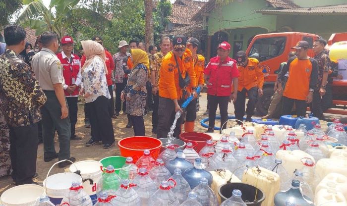 Dampak Kekeringan di Pekalongan, Ibu Rumah Tangga Bolak Balik Ngangsu Air di Sungai