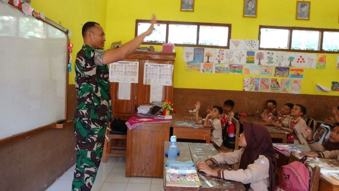 Danramil Paninggaran Ngajar Anak SD, Ajari Anak-anak SDN Lumeneng Matematika Metode Gasing