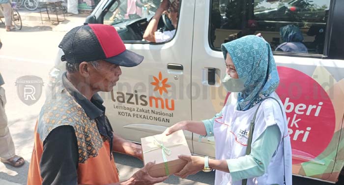 Lazismu Bagikan Makanan dan Beras untuk Tukang Parkir dan Pedagang