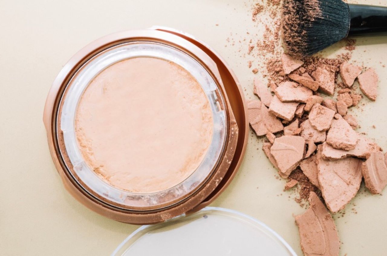 4 Bedak Padat untuk Wajah Berflek Hitam, Bikin Kulit Mulus dan Flawless 