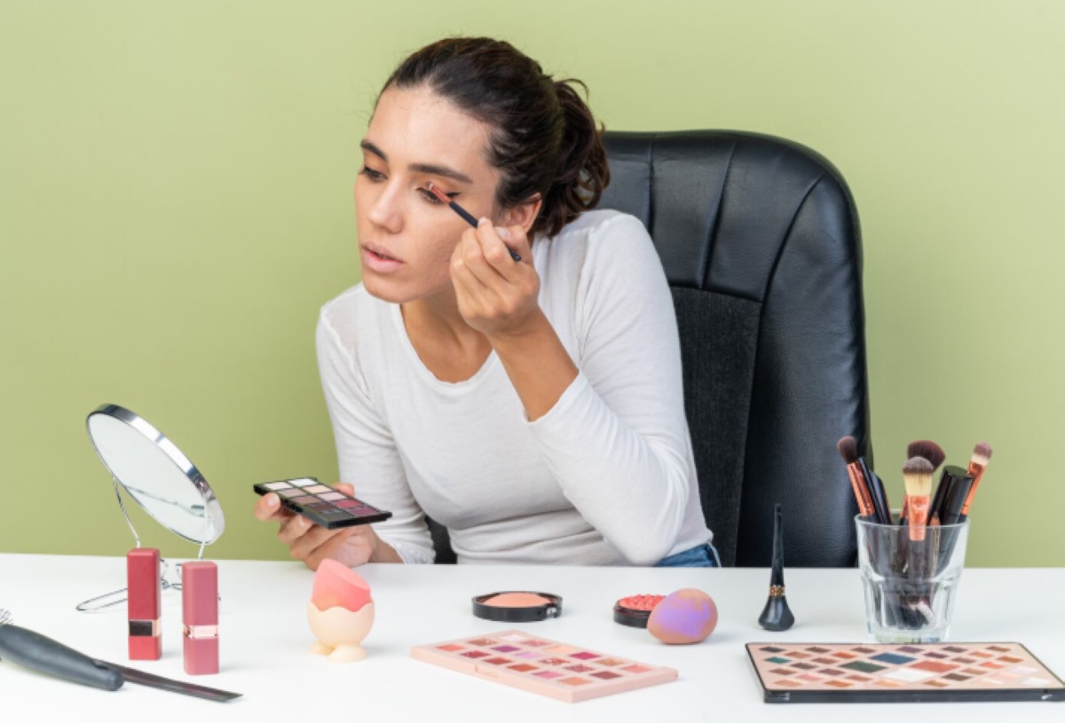 Makeup Tidak Awet dan Sering Longsor? Mungkin Ini Penyebabnya