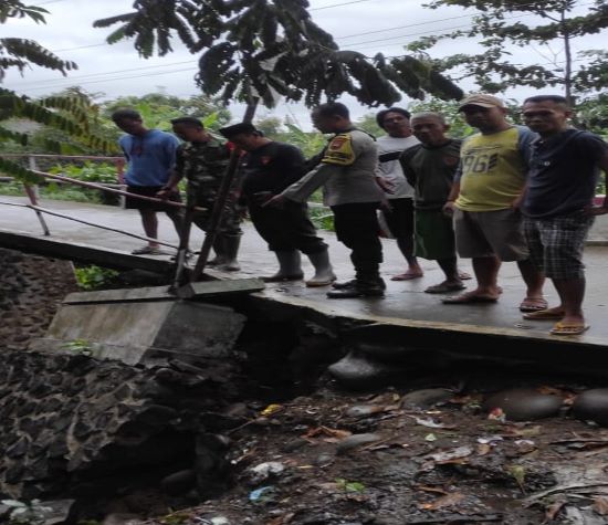 Sayap Jembatan Kaligosek di Desa Pantirejo Kabupaten Pekalongan Ambles