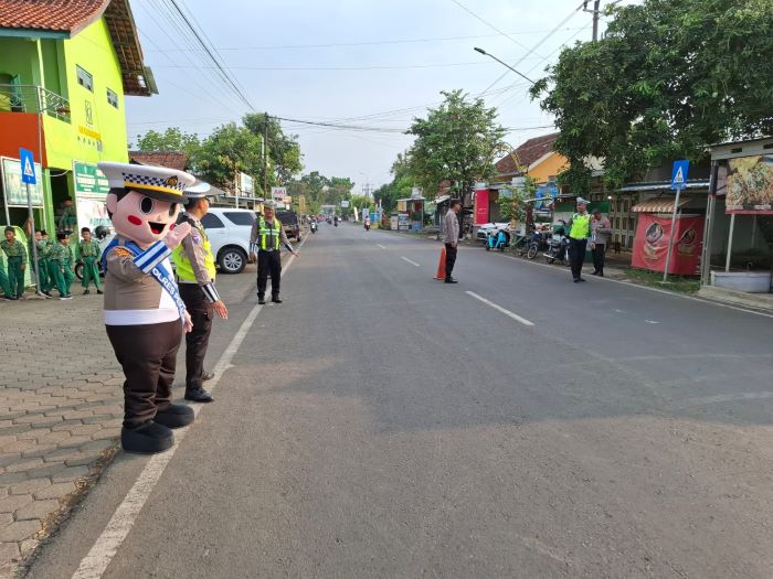 Berikan Rasa Aman, Polisi Hadir Bersama Badut Zebra Si Polin di MI Islami Karangsari