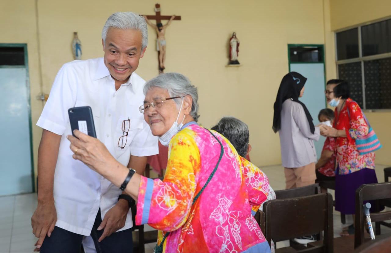 Jumat Agung, Senangnya Nenek Bernadheta Dapat Kejutan Dikunjungi Ganjar