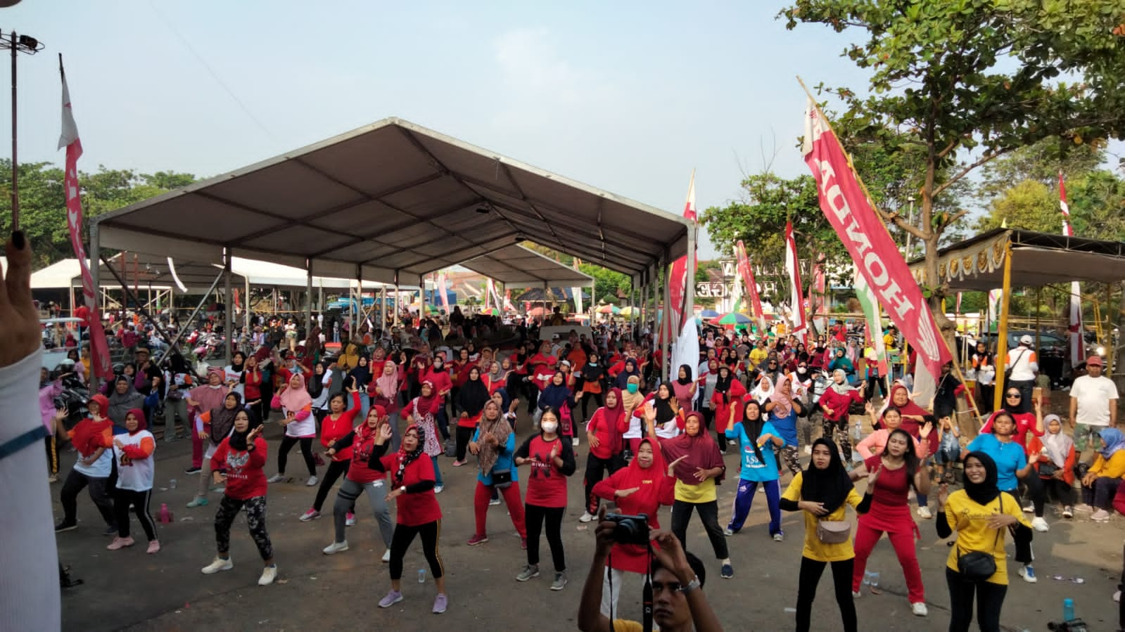 Keseruan Ribuan Warga Pekalongan Ikuti Jalan Sehat Bersama Rocket Chicken