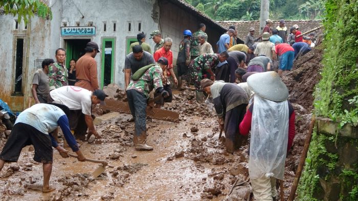 Longsor Tutup Akses Jalan Utama Desa Pungangan Doro