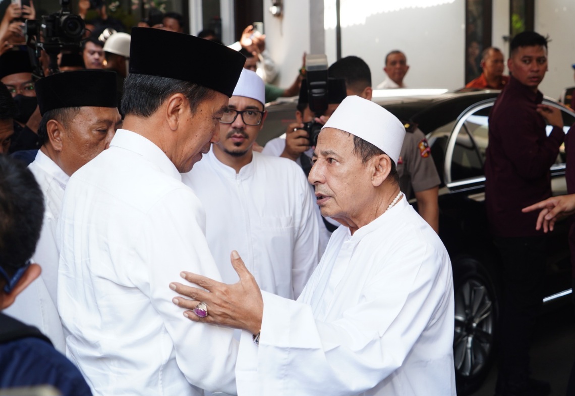 Jokowi dan Sejumlah Menteri Takziah ke Rumah Duka Istri Habib Luthfi dan Menyalatkan Jenazah Almarhumah