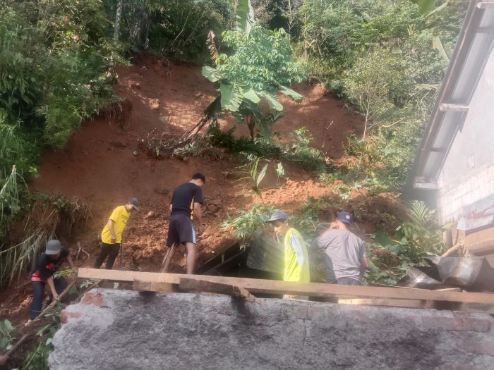 Dapur Rumah Warga di Lebakbarang Jebol Diterjang Longsor