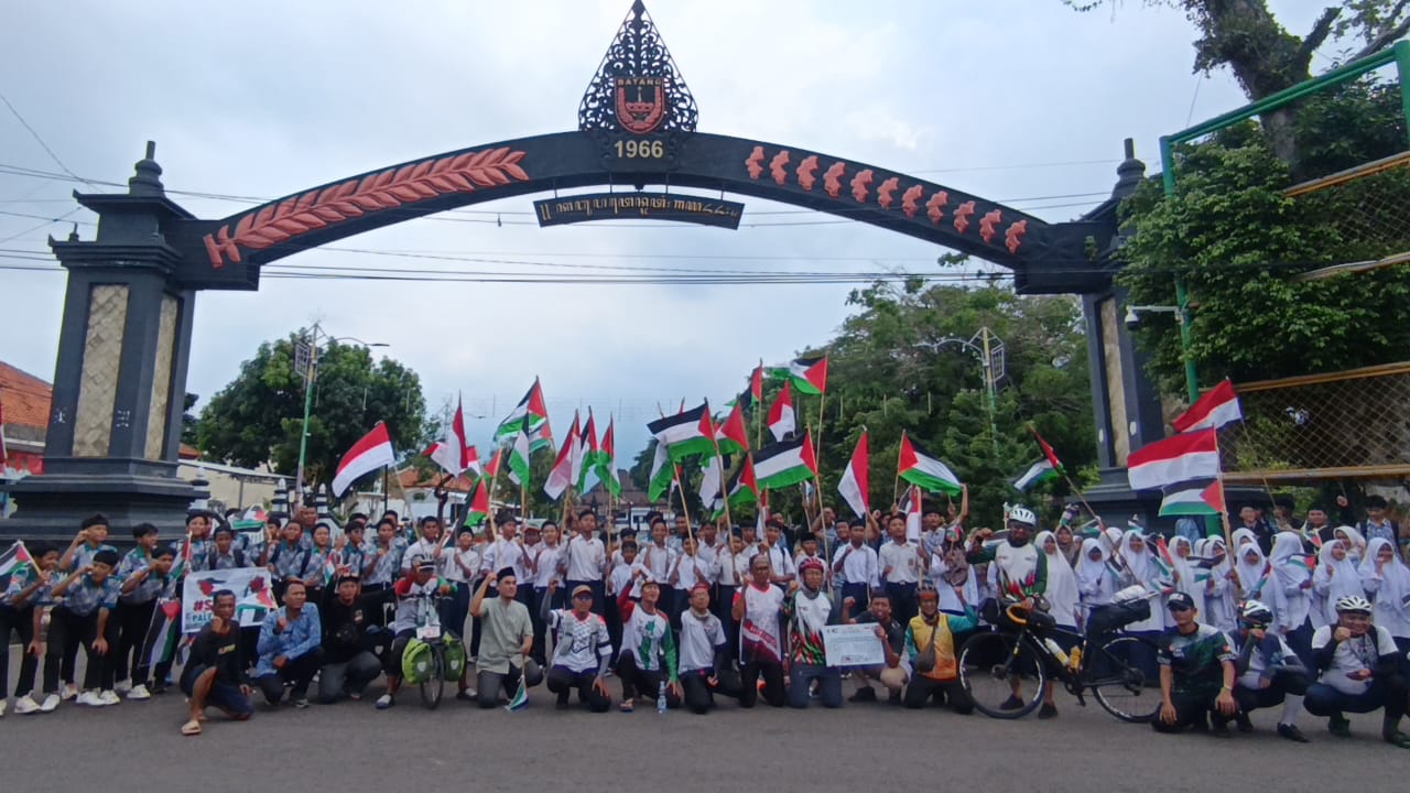 Disambut Pelajar Batang-Pekalongan, Pesepeda Ride for Palestine Singgah di Bumi Alas Roban