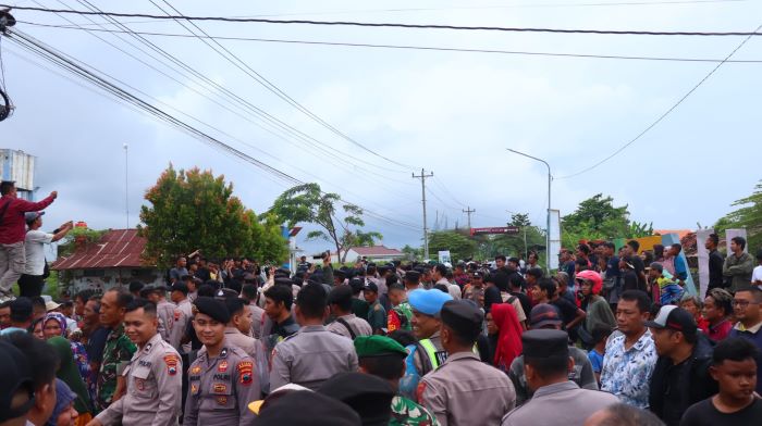 Evakuasi Sekdes Sijambe, Mobil Polisi Dihadang dan Digedor Massa