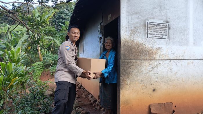 Bhabinkamtibmas Polsek Kajen Beri Bantuan Sembako ke Warga Kurang Mampu di Desa Binaan