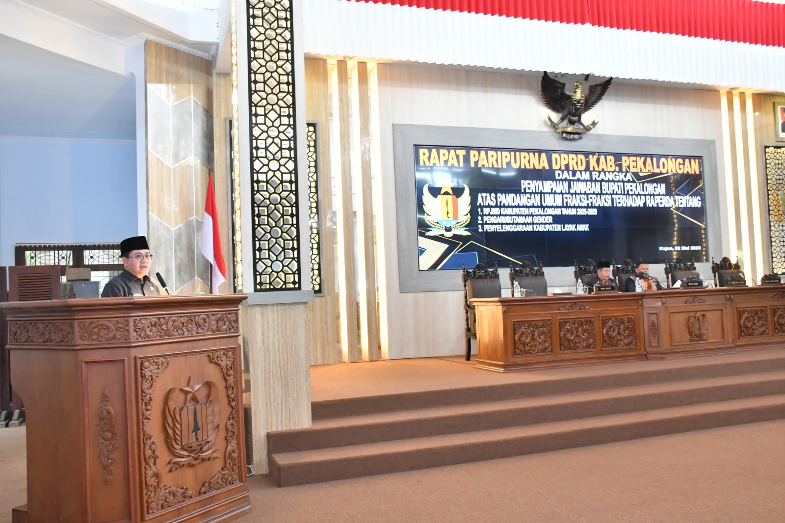 Wakil Bupati Sukirman Sampaikan Jawaban atas Pandangan Umum Fraksi DPRD Kab. Pekalongan Terkait 3 Raperda