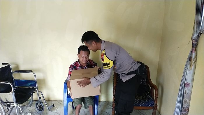 Bhabinkamtibmas Polsek Karangdadap Bripka Miftakhul Hudy Berikan Bantuan Sembako Kepada Penyandang Disabilitas