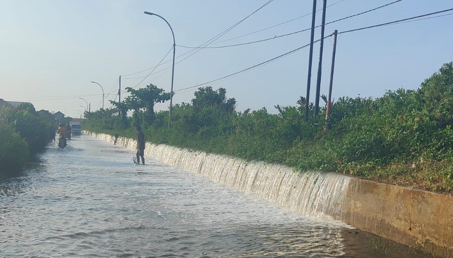 Tanggul Sungai Meduri Limpas, Jalan Tegaldowo-Mulyorejo Bak Sungai