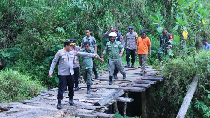 Puluhan Tahun Jembatan Utama Trajumas-Bodas Rusak Parah, Ditinjau Langsung Kapolres Pekalongan