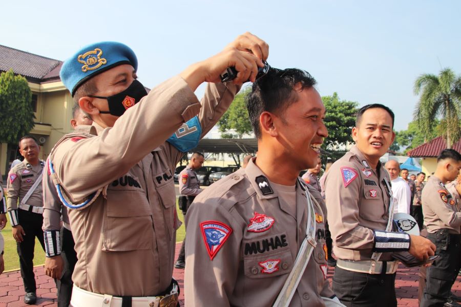 Berambut Panjang dan Berjenggot, Personel Polres Pekalongan Langsung Dicukur Propam