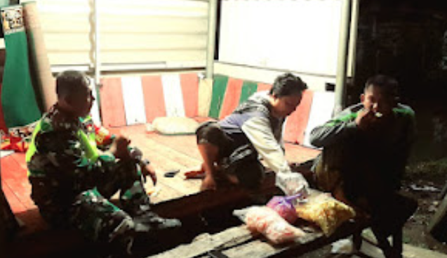 Babinsa Koramil Wonopringgo Patroli Malam Sekaligus Anjangsana ke Wilayah Binaan Desa Wonorejo