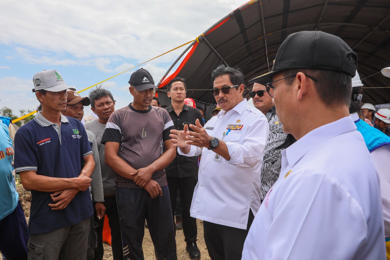 Upaya Pencegahan Banjir, Nana Sudjana Tinjau Pengerjaan Normalisasi Sungai Wulan 
