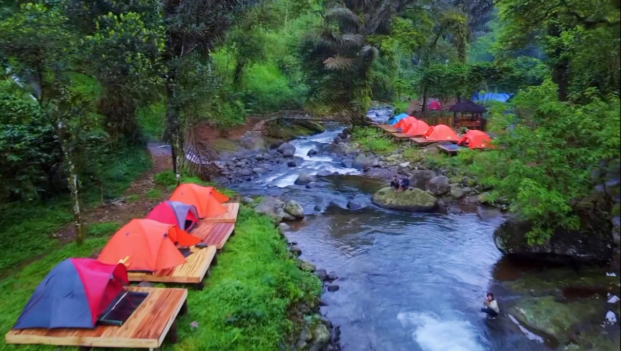 Spot Camping Terbaru di Pekalongan Nih, Punya Panorama Apik Air Terjun Mini