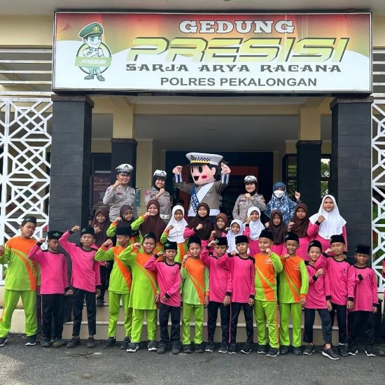 Polisi Sahabat Anak, Satlantas Polres Pekalongan Berikan Edukasi kepada pelajar MI Kesesi