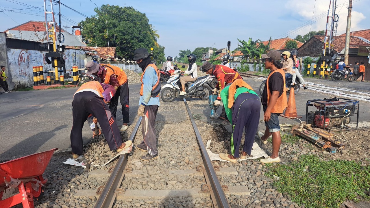 KAI Daop 4 Semarang Perbaiki Perlintasan Sebidang di Pekalongan dan Pemalang