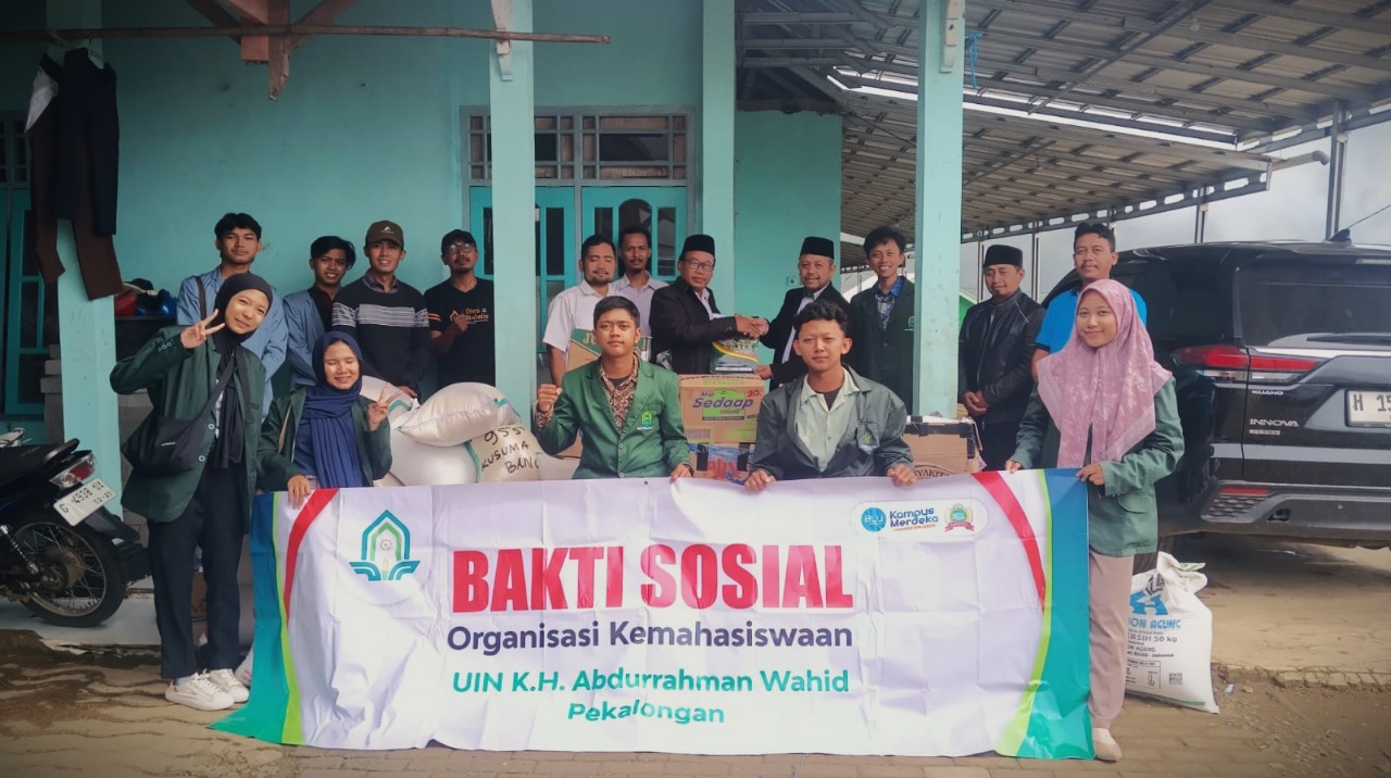 Organisasi Kemahasiswaan UIN Gus Dur Serahkan Bantuan untuk Korban Longsor di Petungkriyono