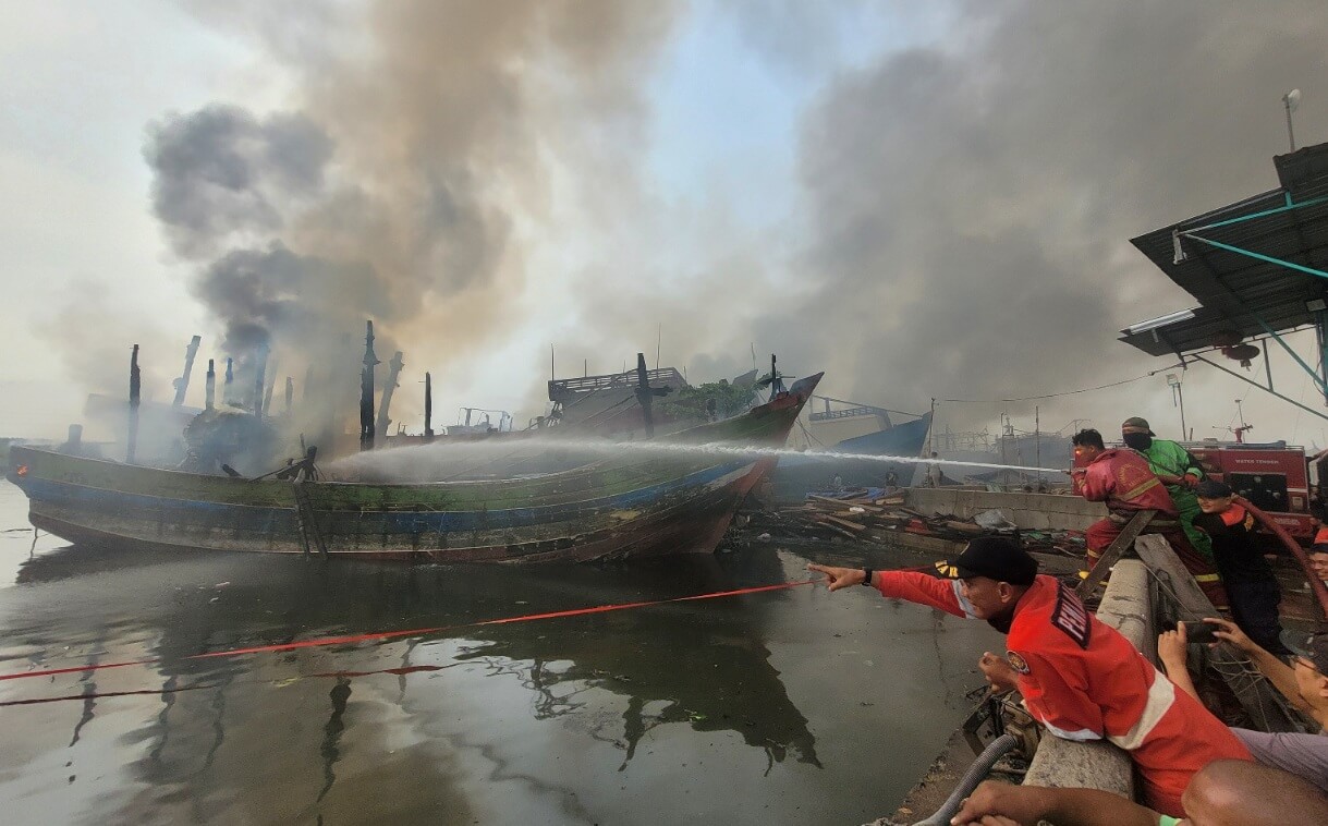 13 Kapal Ikan Terbakar di Dermaga Kota Pekalongan